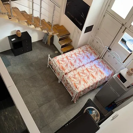 아파트 Becial House